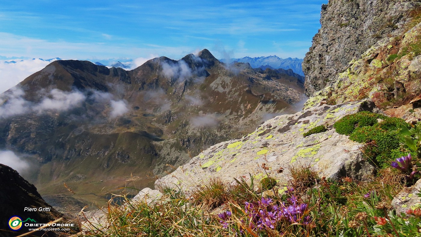 59 Un'occhiata ai Laghi della Val Sambuzza e Caldirolo.JPG